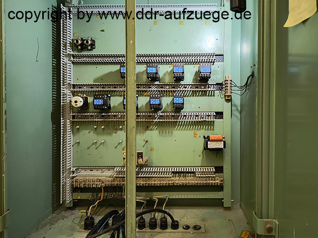 Sczhaltschrank alt
